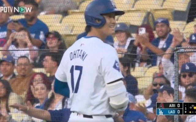 これは反則レベル！ 大谷翔平に球場全員がダマされた… “まさかのバント”直後に見せた一瞬の“表情”にファン騒然 「やってやったぜ？」「爽やかすぎる」