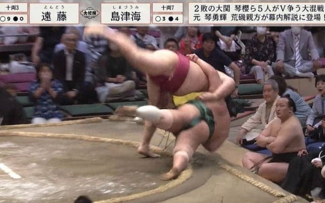 土俵下に落下した力士が親方に“浴びせ蹴り”！珍しい光景に騒然…「ぶっ飛んだ」「大回転や！」