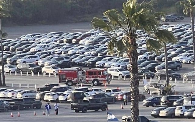 ドジャースタジアムで車が炎上　試合30分前…消防車出動、場内にも煙が流れ騒然