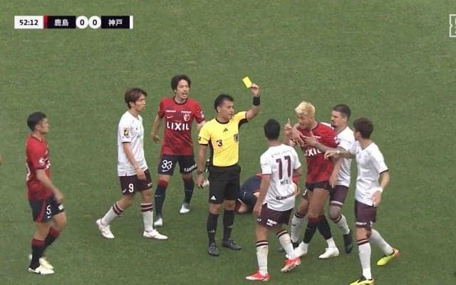 「レッドだろ！」鈴木優磨が武藤嘉紀に詰め寄り一触即発の緊迫現場 喉元直撃の危険な肘ブロック炸裂も“イエロー”判定に怒りの猛抗議「そりゃ怒るって」