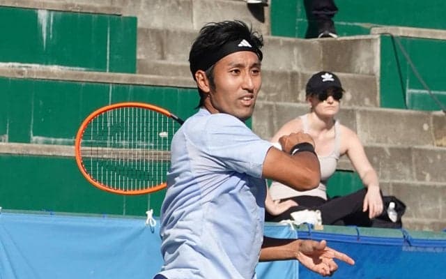 内山靖崇、2時間半超の熱戦で地元選手を下して予選2回戦へ[全仏オープン]