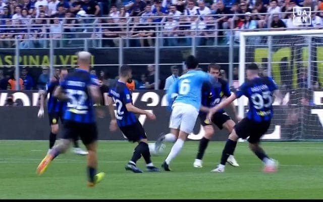 鎌田大地が王者インテルを切り裂いた！ ゴラッソ直後に再び躍動…華麗ドリブルで前進→３人に囲まれながらラストパスを供給した一部始終