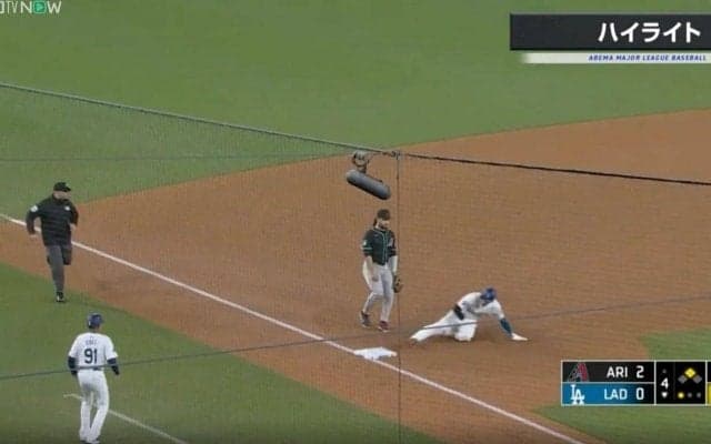 批判殺到！どこ投げてんだよ…！ 大谷翔平、まさかの盗塁で“異変”が起きた…！？ 相手捕手のリアクションがヤバすぎる 「古田さんも思わず苦笑」「さすがに無謀w」