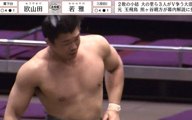 筋肉ムキムキ力士が笑った…土俵下で“うっかり”ハプニング 微笑ましい一コマに「笑顔が素敵」「ニコニコで草」