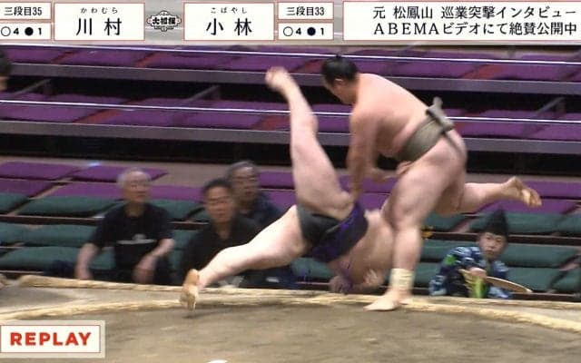 力士が土俵の淵でバウンドして“180度”回転落下「キャァ」驚きの声 手に汗握る土俵際のド迫力攻防