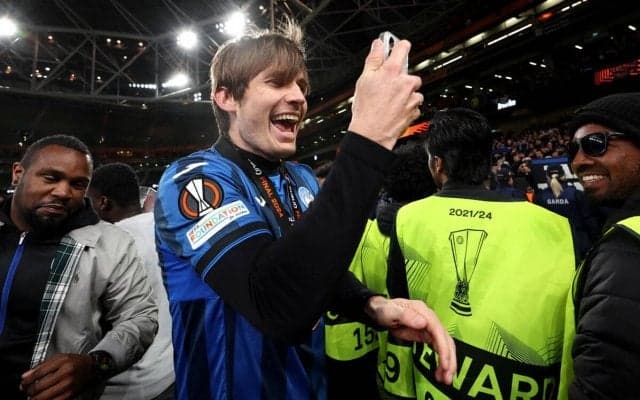 「説明する言葉は本当にない」負傷欠場確定もベンチ入りのデ・ローンがEL制覇を喜ぶ「並外れた、本当に美しいことをした」