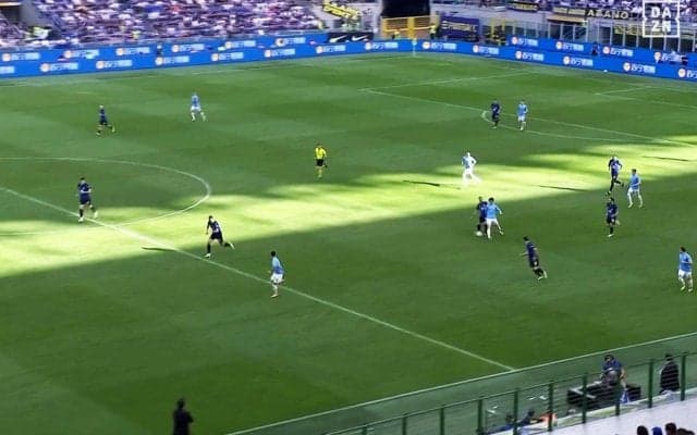 鎌田大地の“幻のアシスト”が話題！ スーパーゴールの布石だった？ 王者インテルを相手に超絶アウトサイド・スルーパスを通した瞬間