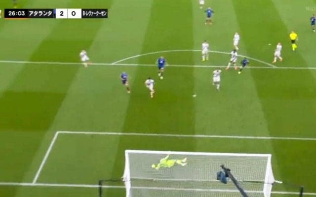 「えぐっ…」「速い！」アタランタの点取り屋がキレキレすぎる！ 高速カットイン→右足ズドンでゴラッソ炸裂の瞬間「ついにレヴァークーゼンが…」「うまっ」