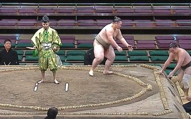「あ、すみません」勝った力士も驚き “超レア”な決まり手が生んだ珍事