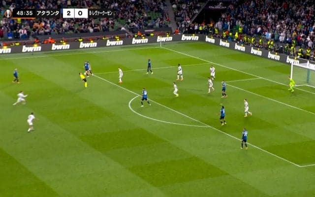 「神反応やんw」咄嗟の“マトリックスのけ反り”が話題沸騰！ EL決勝レフェリーがボール直撃を緊急回避した驚愕の瞬間「よく避けたな」「すっげぇ」