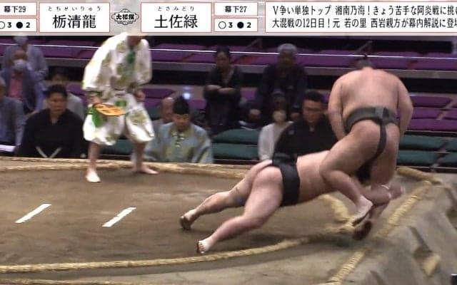 親方に「ドスン！」150キロ巨漢がダイレクト落下 「プランチャーは鬼」「さすが親方」心配と安堵の声