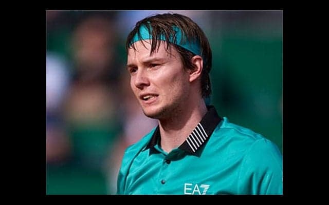  猛烈ラケット破壊→観客にプレゼント 