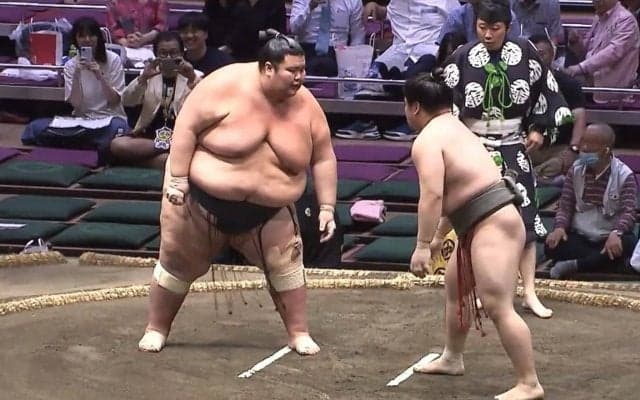 「おい、こいよオラって感じ」130キロ差対決で館内に“笑撃” コントのような展開に「笑いではなく、相撲をとって」ツッコミ相次ぐ