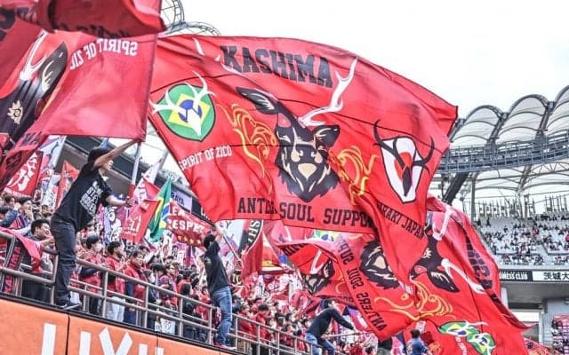 「スゲェ!!」「ヤバすぎな面々」J1鹿島の黄金期を支えたレジェンドたちの壮観な“肩組みショット”が話題！「満男さんどっち見てんのー」「真ん中にいるのが羨ましい」の声