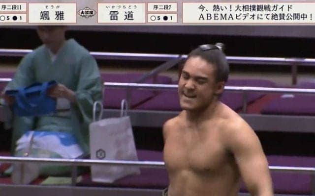 バキバキ筋肉ボディの19歳力士が驚異的な体幹力を発揮！バランスを崩しても「絶対に倒れない」驚きの声