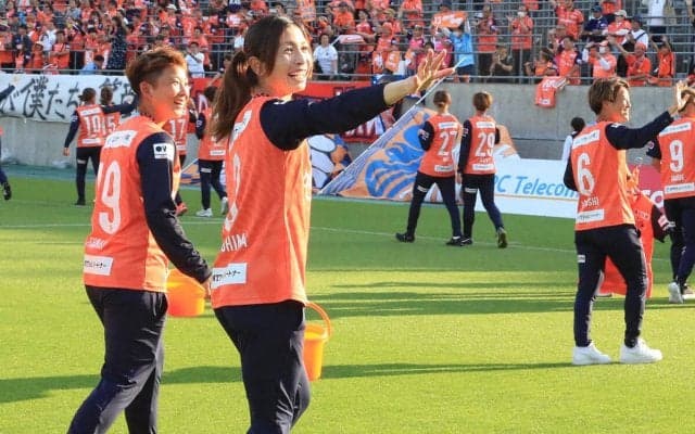 現役引退の元なでしこDF鮫島彩、古巣INAC神戸とのラストマッチで感動スピーチ「自分の理想とする引退の形」…今後は「ビール片手にスタンドで」