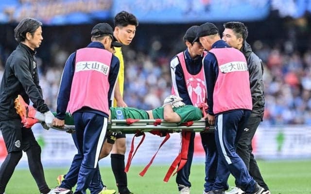 指揮官も「軽症を祈るだけ」と心配する中、試合後に病院搬送……J1柏GK松本健太が脳震とうで試合途中に担架でピッチ離れる　相手選手との空中戦で激突して負傷