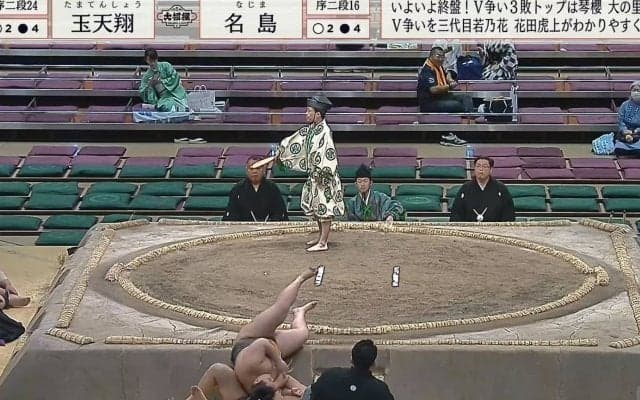 土俵下での力士のやり取りが「仲良しかよ」と話題 スポーツマンシップあふれる姿に「友情」「イチャイチャし過ぎ」ツッコミも