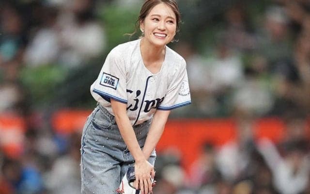 “大暴投”にガクっ…大照れが「かわいい」　抜群スタイルの豪快投球「ウエストが細い」