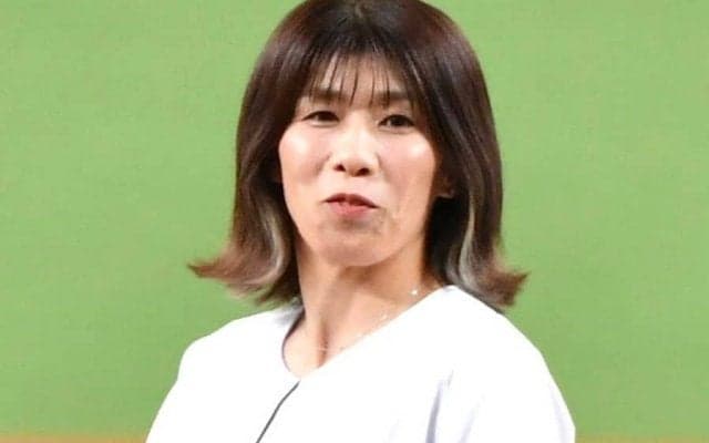 “霊長類最強”吉田沙保里さんが豪快始球式　縦縞ユニで一投…甲子園どよめき