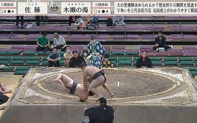 力士が土俵下に同時落下で“衝撃被弾” 親方がたまらず後ろへ倒れ込み…「Wでぶつかった？」視聴者どよめき