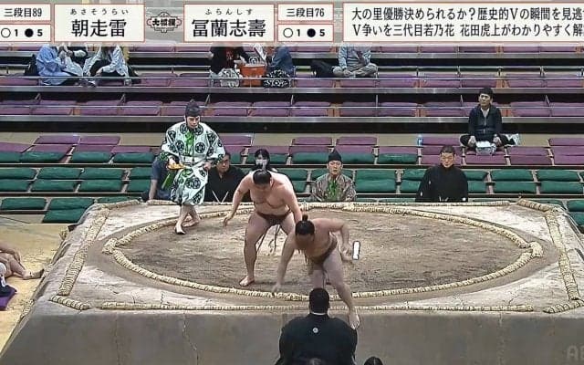 土俵下に落下した力士を親方がナイスキャッチ！ 「ほのぼの被弾w」「抱きかかえた」親方の漢気にファンほっこり