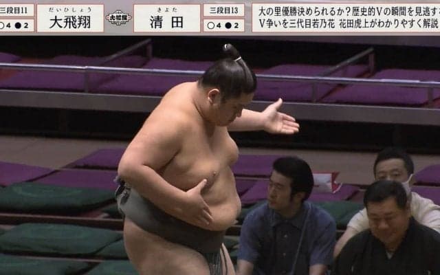 大きな体でゆっくりと足が上がっていく…三段目力士の美しい四股に「巨大なのにすごいバランス」鍛えられた太ももの筋肉にも注目