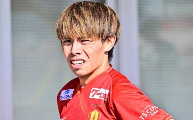 「全てが可愛い」「かわいすぎか」名古屋・内田宅哉が見せた、「妻子との記念撮影」がサポーターの心を掴む！「最高に素敵だった」「素敵すぎる」の声