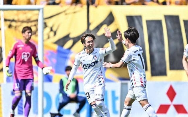 「まじでセンス感じるわ」J2上位決戦で決めた浦和レッズからレンタル中の18歳MFの「完璧1stタッチ→振りが早すぎゴール」に称賛続々！「完璧すぎて鳥肌がたった！」の声