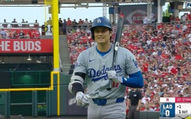 球場騒然！ 何かおかしい… どうした、大谷翔平…！？ 三振後に見せた一瞬の“表情”にファン騒然「ちょっと休ませてあげて」「どういう感情？」