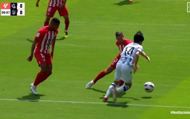 久保建英が“繊細すぎるボールタッチ”で敵２人を抜き去った！「レベチだ」「ドリブルの質が変わった」「軽く抜いたな」ファンが熱狂した単独突破の一部始終