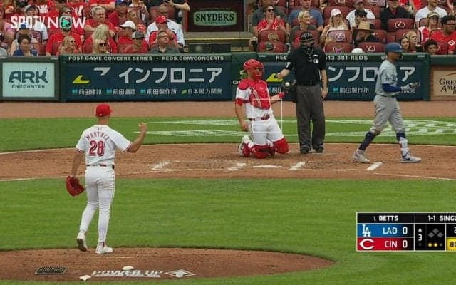 投手が強烈ファウルに謎の興奮リアクション 理由はボールボーイのナイスキャッチ、球場も粋な大歓声｢ボールボーイかっこいいなw｣