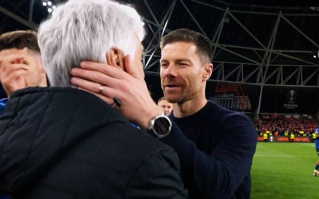 まさに“真のスポーツマン”だ！ シャビ・アロンソ監督の「人格者すぎる」振る舞いに称賛続々！ 52試合ぶり敗戦でも敵将を気遣った一部始終「グッジョブって言ってた」