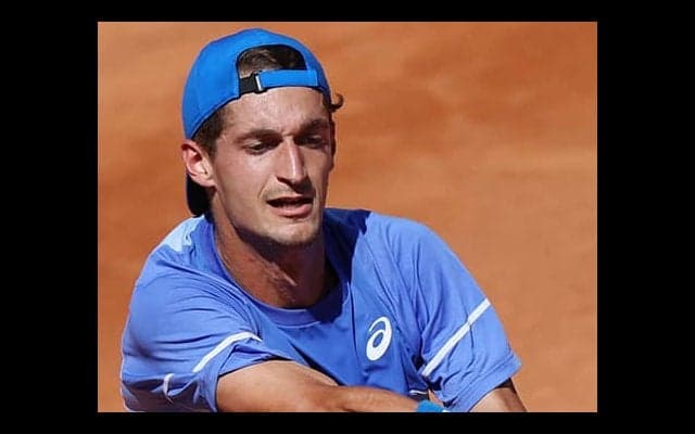  苛立ち見せ打ったボールが観客直撃 