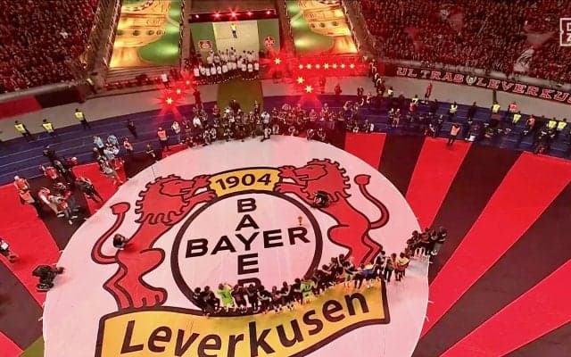 サポーター“異例”超熱狂のスタジアムがヤバすぎる！ “国内2冠”レヴァークーゼン、歓喜の瞬間に広がった圧巻光景が話題に