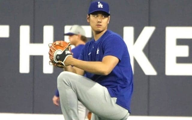 大谷翔平、豪雨の中キャッチボール　屋根付きのブルペンで…半袖で約15分間投球