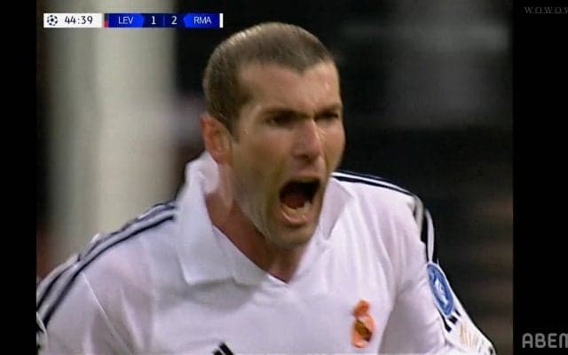 天才ジダンも「二度と再現できなかった」奇跡の一撃！ 22年後でも色褪せない“美しすぎるスーパーボレー”の瞬間「CL史上最高のゴラッソ」「永遠に語り継がれる」