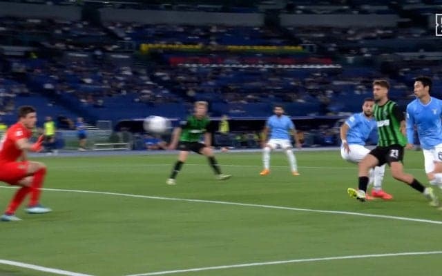 鎌田大地が天才フィニッシュで魅せる！ 絶妙な飛び出しからダイレクトシュート→神セーブに阻まれ頭を抱えた瞬間！「キーパー良く触ったな」「めっちゃ上手かったのに」