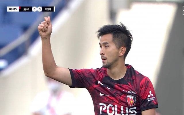 どう見てもイエローだろ！浦和FW前田直輝、自ら警告要求ジェスチャーも“カードなし”で騒然　「荒すぎ」「え？？それ流す？？」悪質ファウルにサポーター白熱