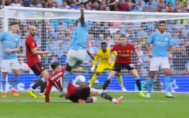 「速っ…」「ジャックナイフだ！」最強ドリブラーの“鋭すぎるカットインシュート”にファン驚愕！ １対２でもお構いなしに叩き込んだ瞬間「これぞドク」「１人で完結」