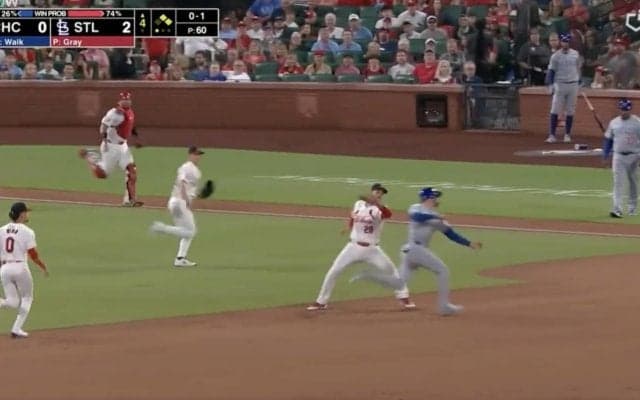 一体、何が起きた… 中継カメラがとらえた決定的瞬間　果たして判定は…！？ 野手のタッチをギリギリ回避した“忍者走塁”がスゴすぎると話題に