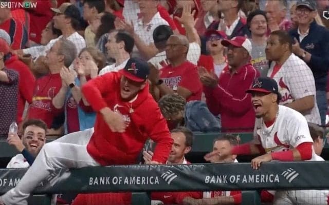 一体、何が起きた…！？ ヌートバーに“異変”が起こった…！ 中継カメラがとらえたアクシデントの瞬間　ファン騒然「やりすぎw」「怪我しなくてよかった」