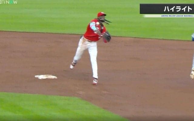 ドジャースがやられた！ MLB最強レベルの超人がヤバすぎる　素手キャッチ→爆肩送球の驚愕プレー… ファン騒然「身体能力エグすぎ」「これは反則レベル」