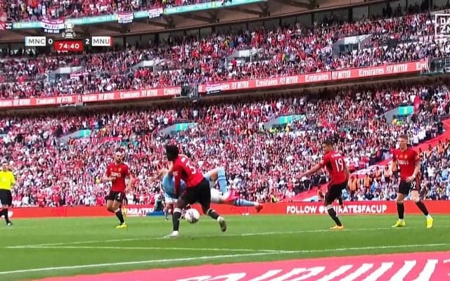 「はっ？ PKだろ！」怪物ハーランドが“WWEタックル”を食らい転倒→ノーファウル判定で物議を醸した一部始終「完全に妨害してる」「まったくボールを見てない」「そりゃ怒るわ」