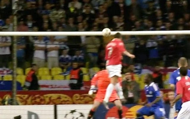 「空中で止まった！」23歳のC・ロナウド、“驚異的ジャンプ”が再脚光！ CL初優勝時に繰り出したゴラッソの瞬間「忘れられないゴール」「ミスターCL」「神や」