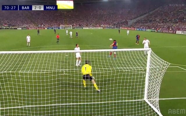 「史上最高のヘディングだ」若きメッシが“小さな巨人”になった瞬間！ 天才的コントロールショットでCL優勝を掴んだ歴史的シーンが再脚光「衝撃を与えた」「マジックショー」