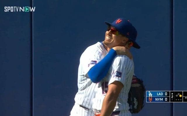 捕ったぞ！あれ…？大谷翔平出場試合で飛び出した超ファインプレーだけどおもしろい\"ホームランキャッチ未遂\"「諦めないとはこのこと」