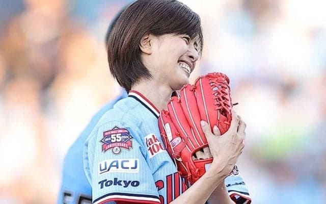 48歳とは思えぬ驚愕スタイル　人気女優が青ショーパンで一投…満点スマイルで魅了