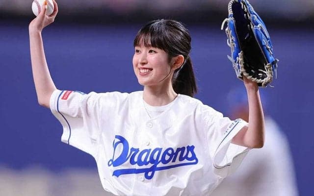 23歳女優のピョンピョンが「超可愛い」　白パン姿で魅了…ノーバウンド投球が「凄い」