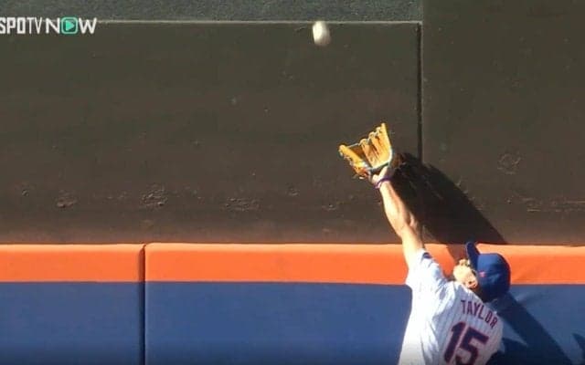 打者がドン引き！ 一体、何が起こった…！？ ド軍バッターの特大ホームランが“奪われた”決定的瞬間　球場が揺れた好プレー「すごいジャンプ力」「タイミングも完璧」